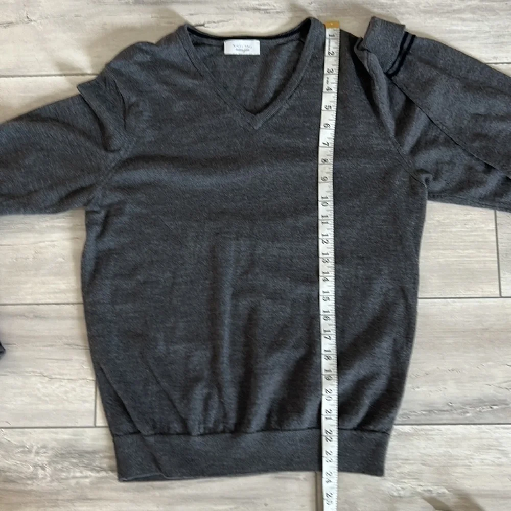 Nigel Hall gray sweater size small Italian wool